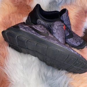 Nike black and gray running tennis shoes size 8.5